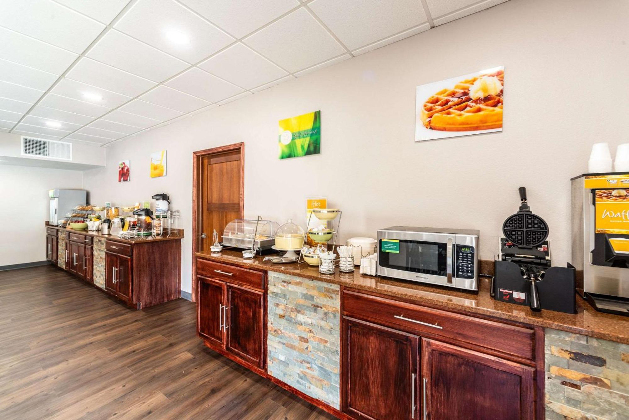 Quality Inn & Suites Vandalia Near I-70 And Hwy 51 Exterior foto