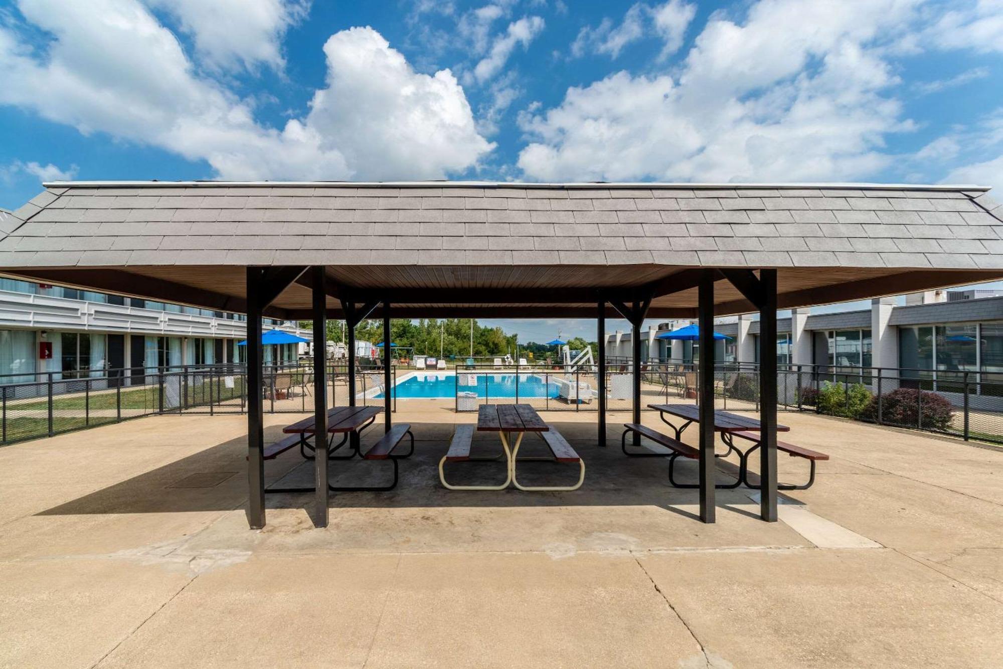 Quality Inn & Suites Vandalia Near I-70 And Hwy 51 Exterior foto