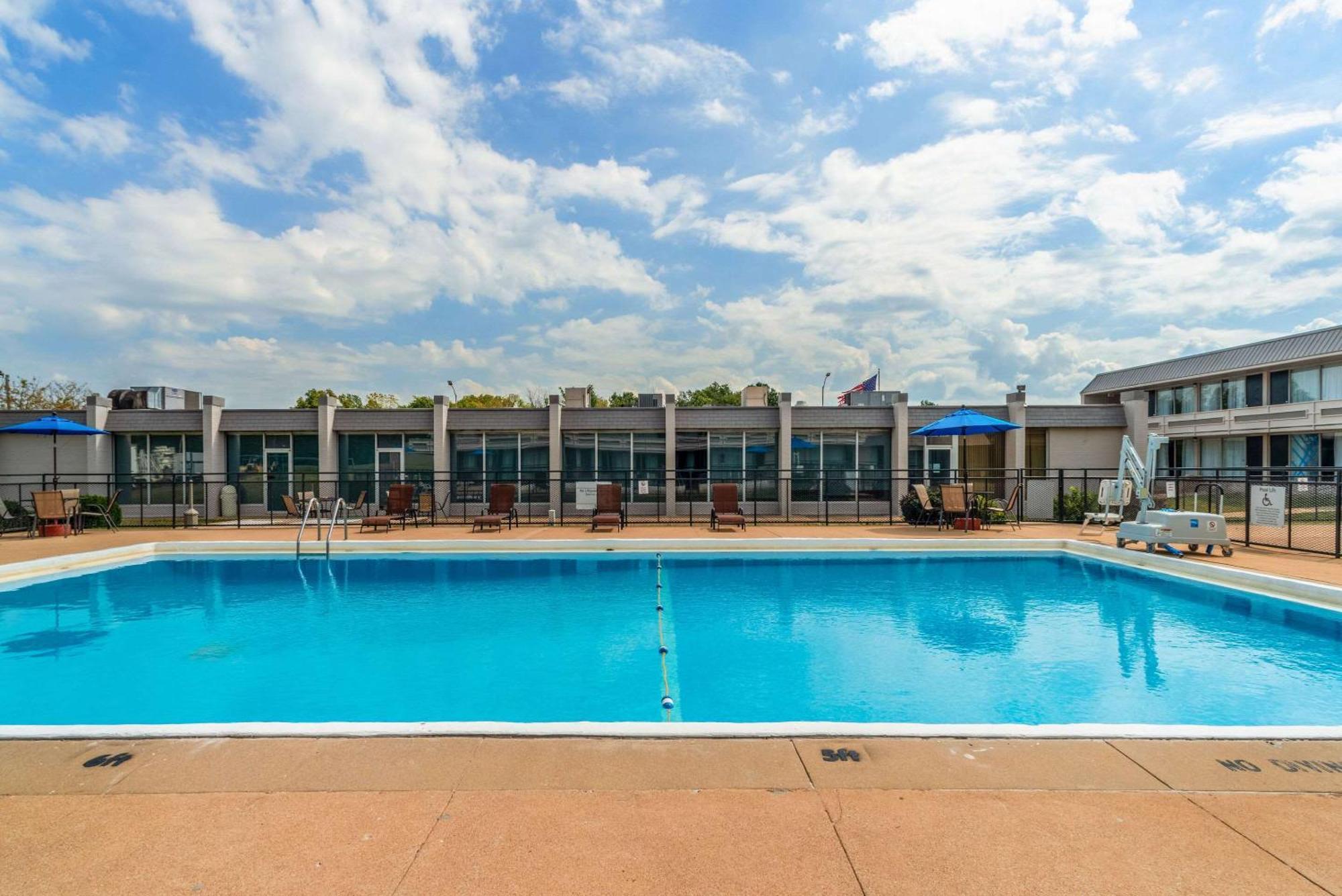 Quality Inn & Suites Vandalia Near I-70 And Hwy 51 Exterior foto
