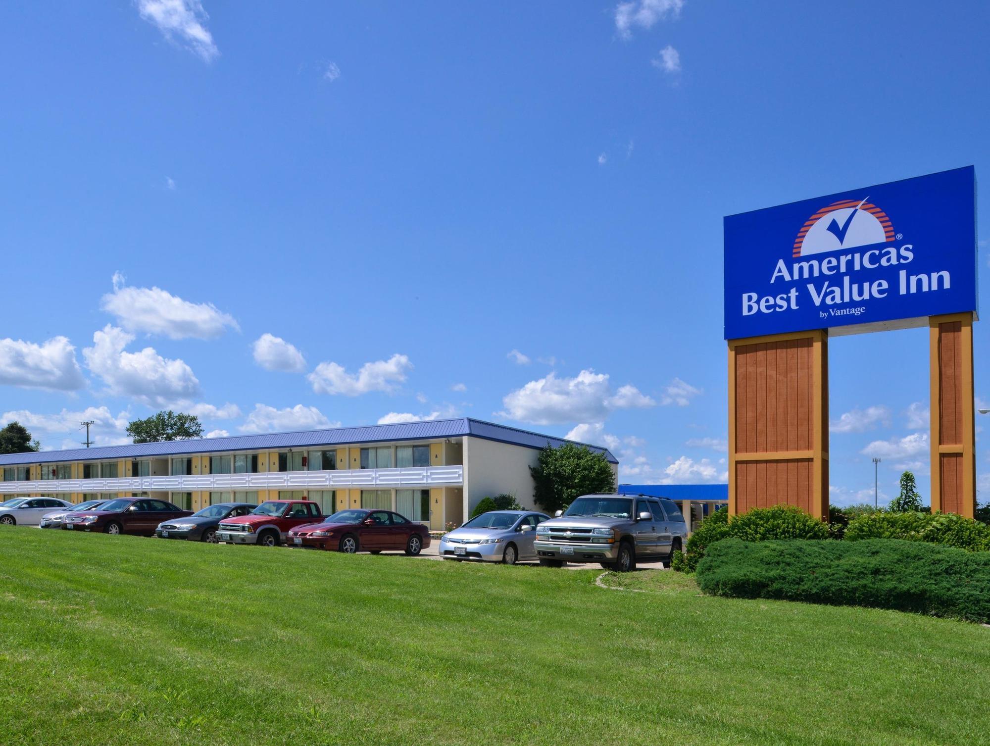 Quality Inn & Suites Vandalia Near I-70 And Hwy 51 Exterior foto